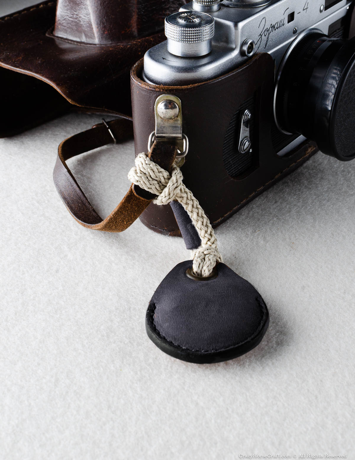 Crazy Horse Craft AirTag Holders portachiavi AirTag Carbon Black in pelle