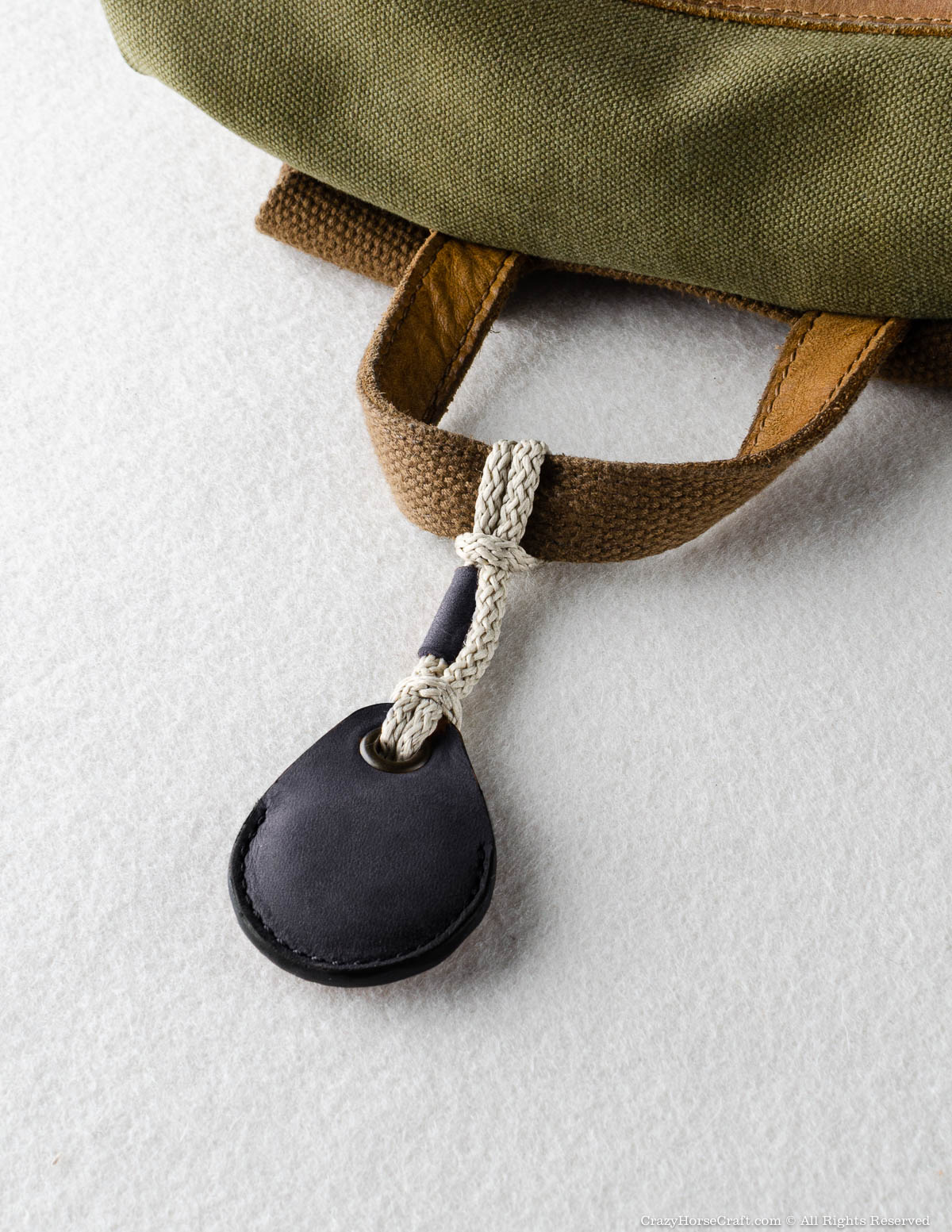 Crazy Horse Craft AirTag Holders portachiavi AirTag Carbon Black in pelle