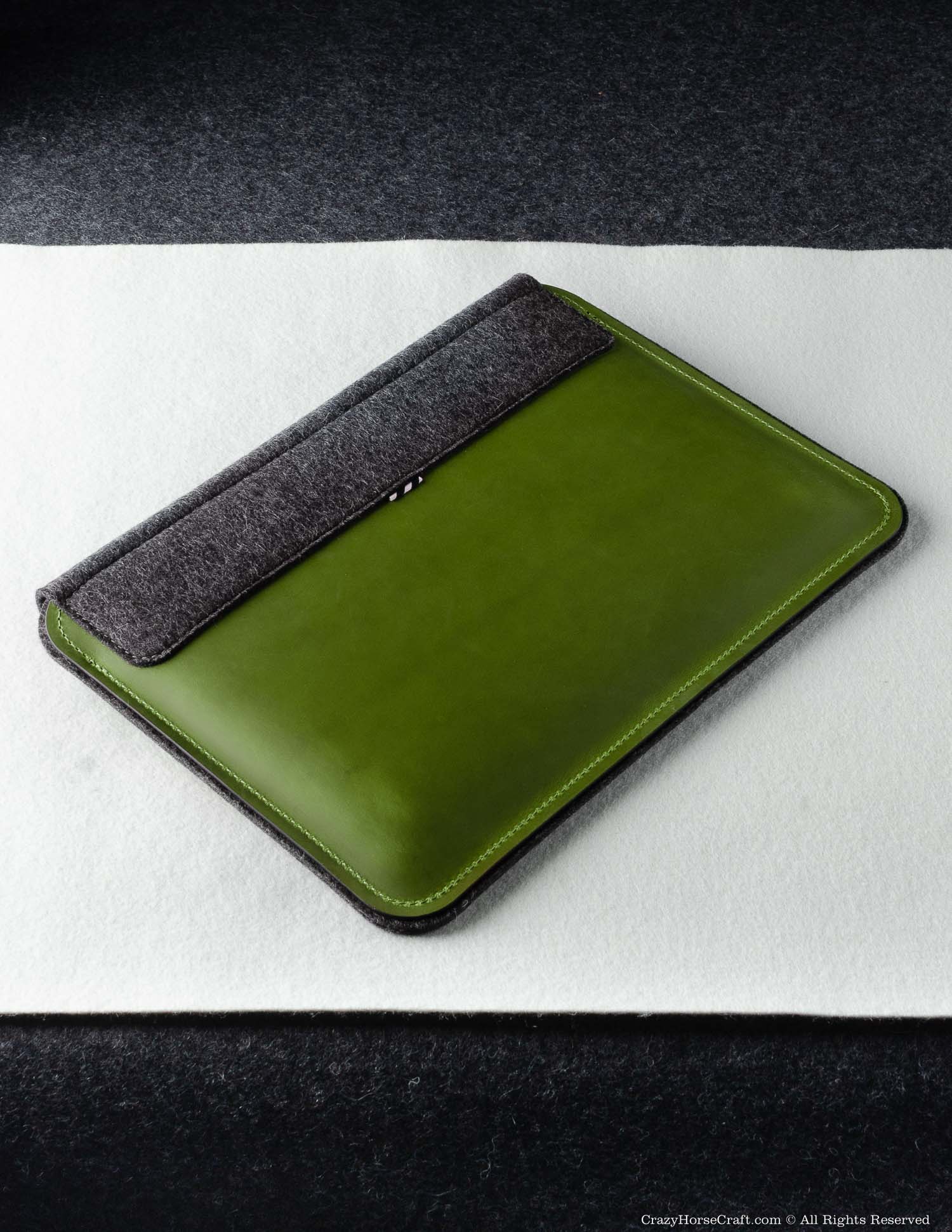 Crazy Horse Craft MacBook Cases custodia MacBook Alpine Green in pelle