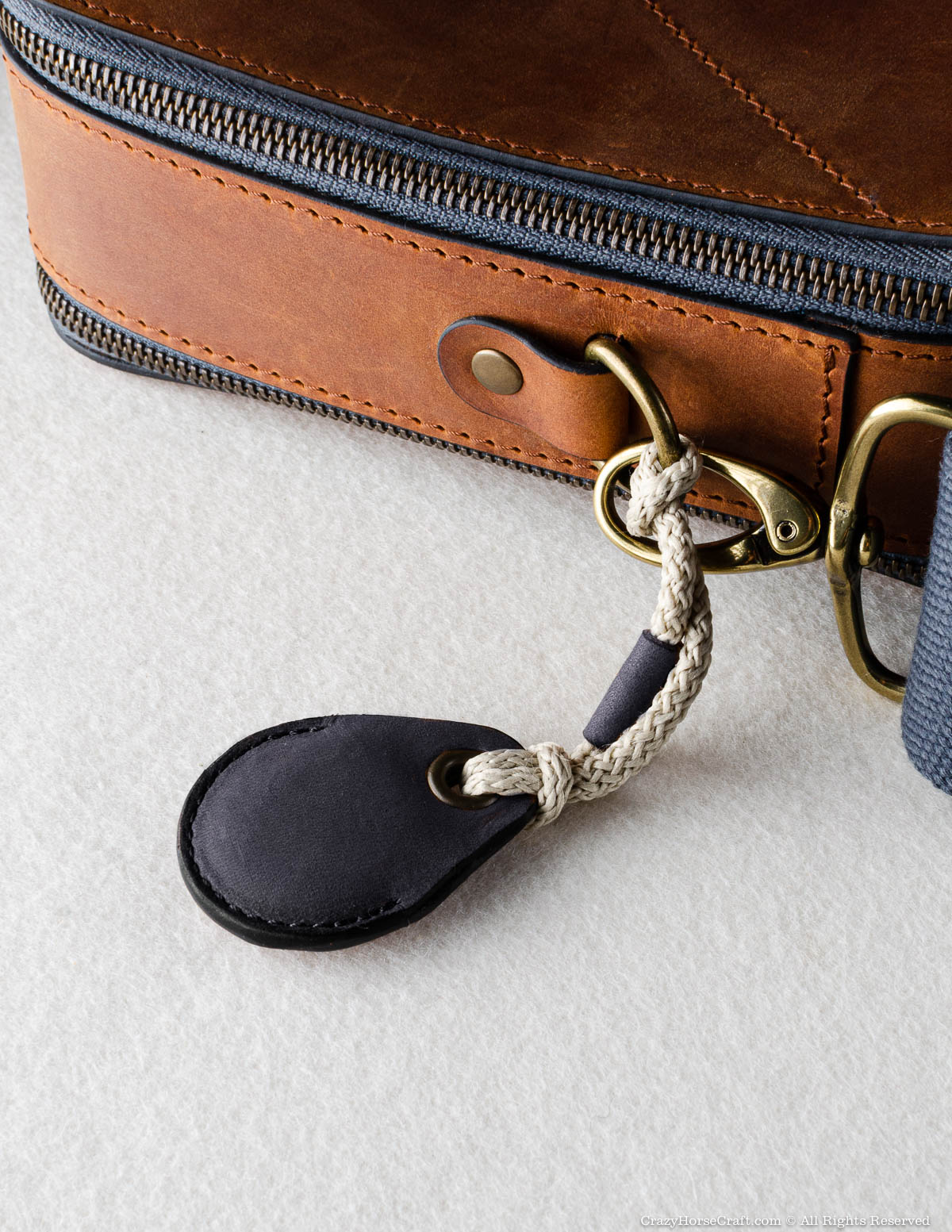Crazy Horse Craft AirTag Holders portachiavi AirTag Carbon Black in pelle